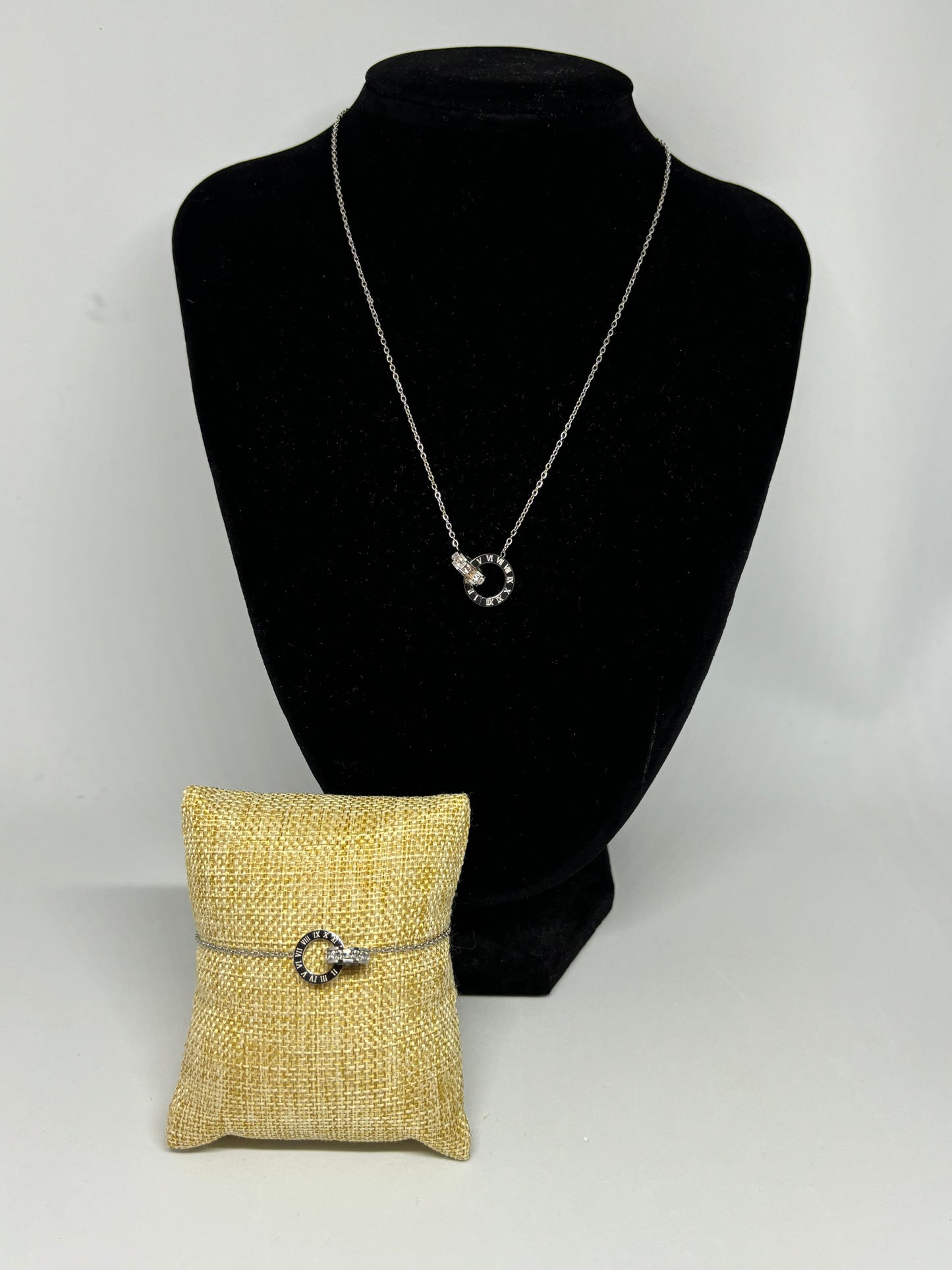 Collier double horloge