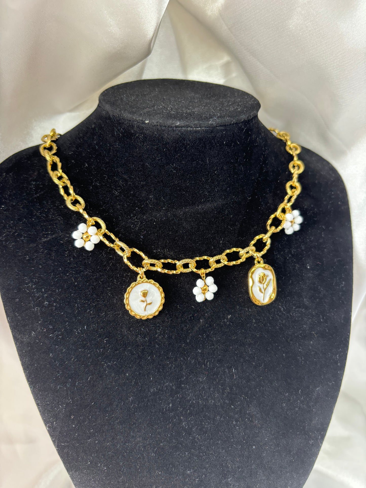 Collier breloque fleur blanc