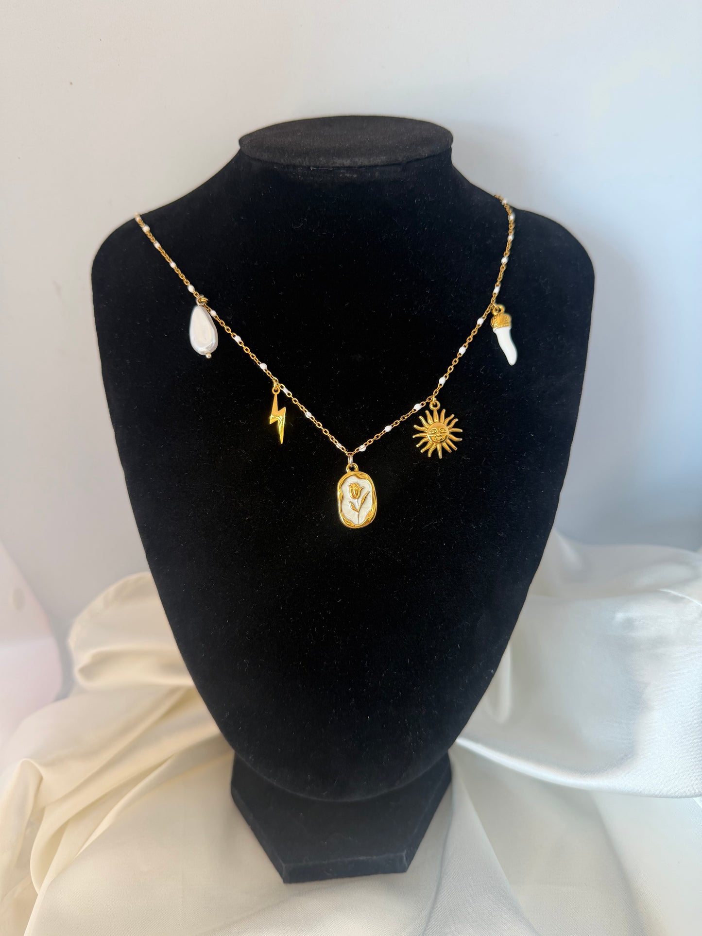 Collier breloque chaîne perlé blanc