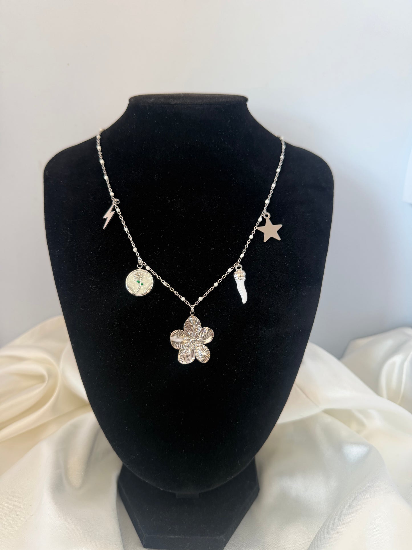 Collier breloque chaîne perlé blanc